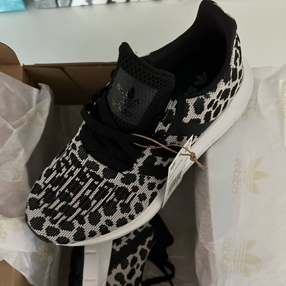 Women's Adidas Swift Run Shoes - US 7.5 / Raw White / Core Black / Carbon